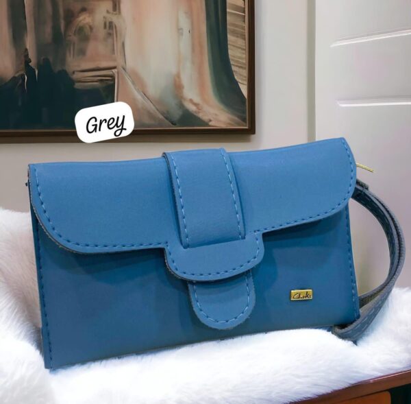 Compact Elegance – Small Leather Bag - Image 4